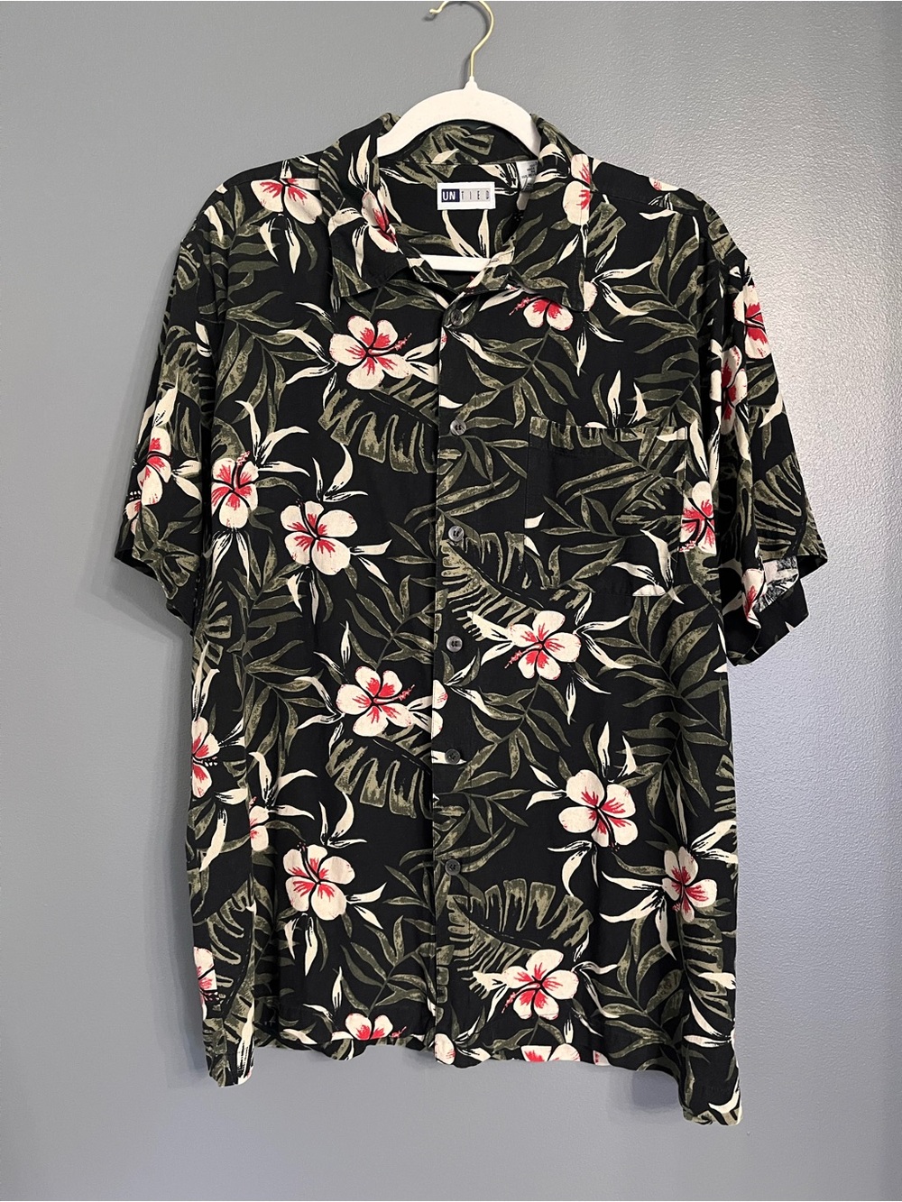 UNTIED 100% Silk Mens Button Down Short Sleeve Hawaiian Shirt Tropical Sz L EUC